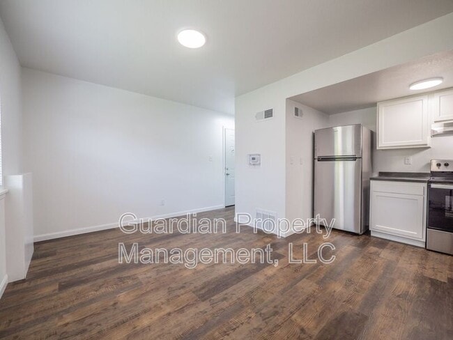 Building Photo - 1121 N College Dr