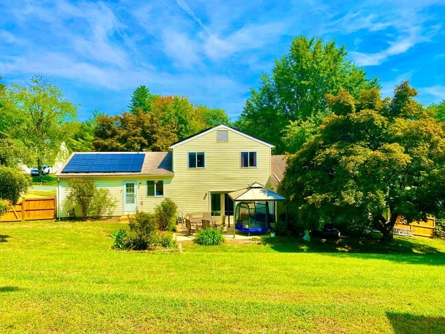Building Photo - Amazing 4 Bedroom 2 Bathroom! Large Lot!  ...