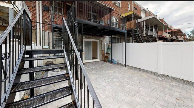Building Photo - 1053 E 222nd St