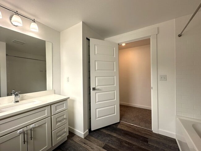 Building Photo - Modern & Stylish 4 Bed, 2.5 Bath Remodel!