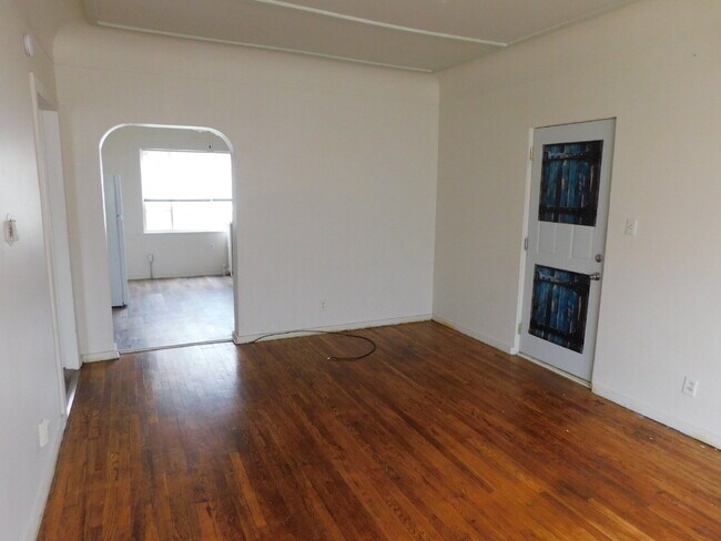 Building Photo - Clean and Move in Ready, Great Location