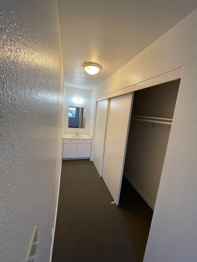 Building Photo - La Tierra Garden Apartments (2 Bed 1 Bath)