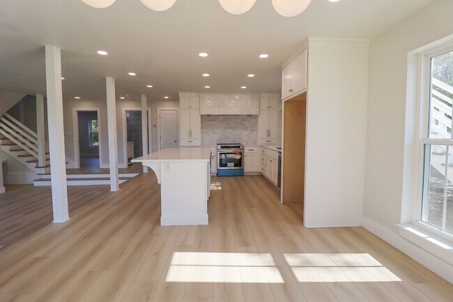 Building Photo - 4 Bed | 3 Bath on Keystone Lake!