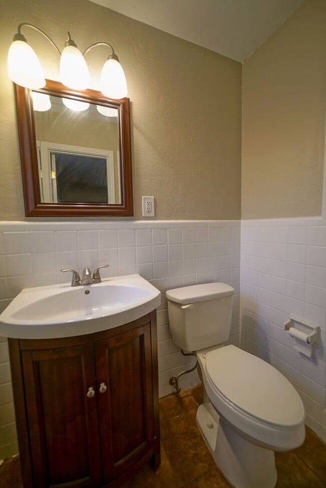 Building Photo - Cozy 3/2 Single Family Home