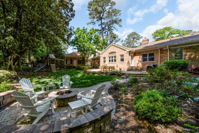 Building Photo - A rare estate-style rental in Thoroughgood