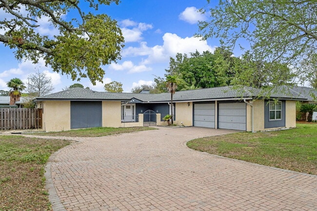 Building Photo - 6 Pinehurst Dr