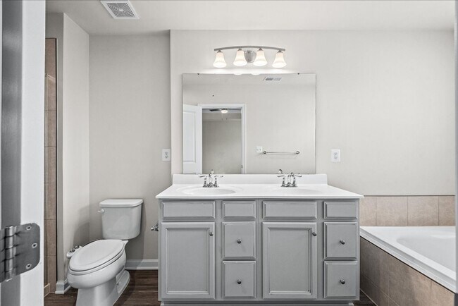 Building Photo - Elegant Townhome Close to I-95 and Downtow...