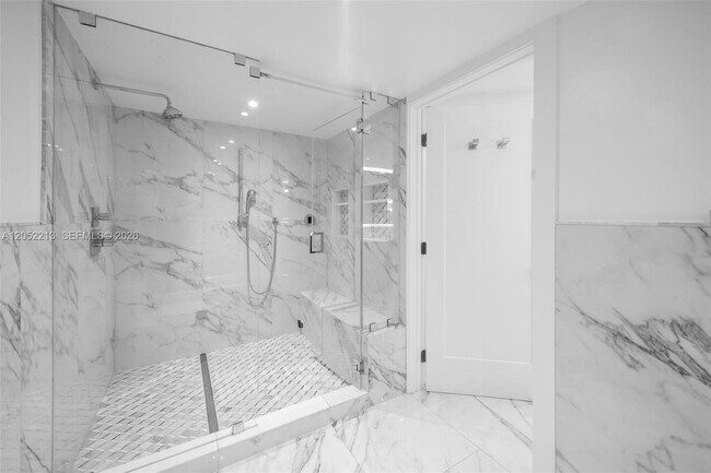 Building Photo - 520 Brickell Key Dr