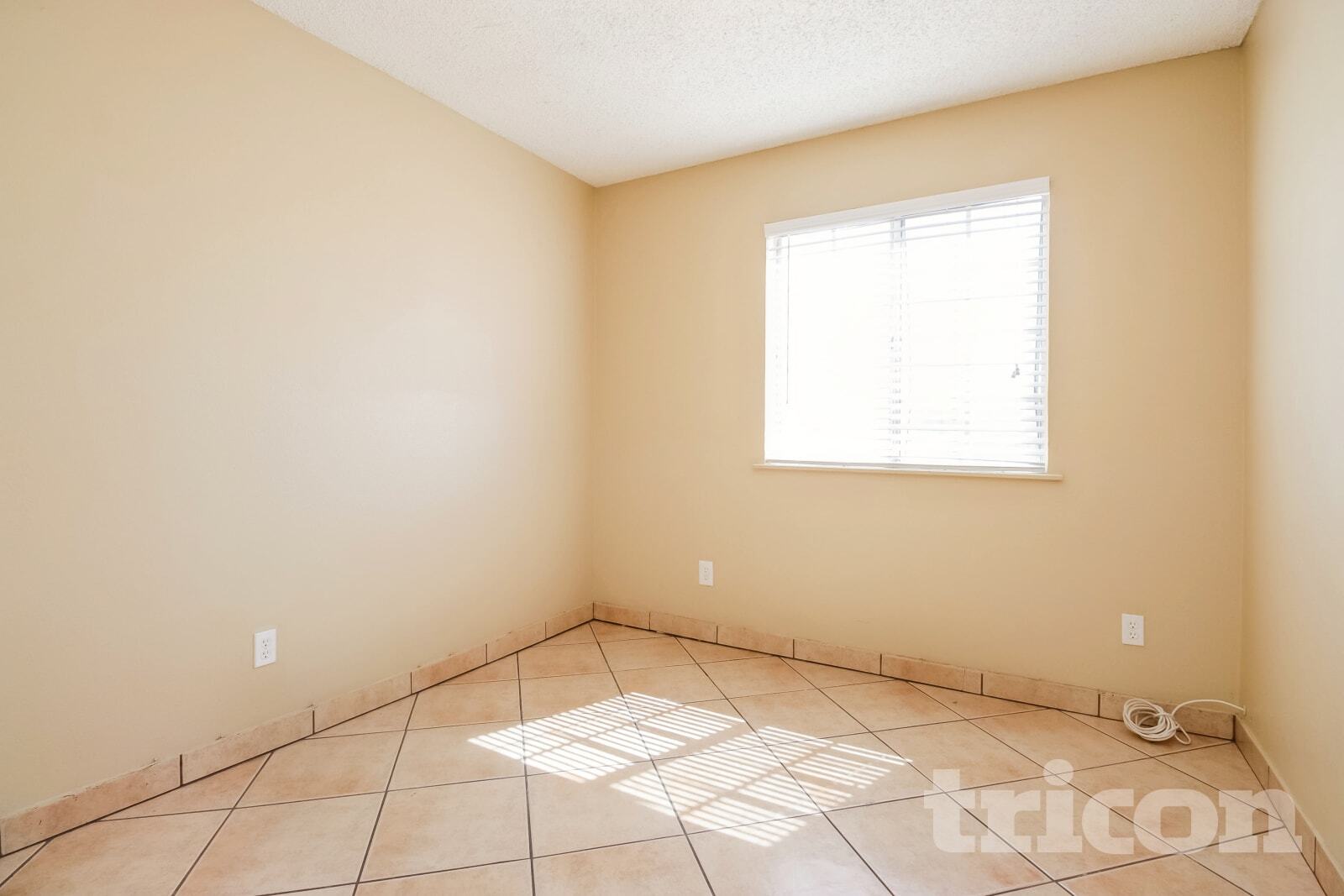 Building Photo - 102 W Ivyglen St