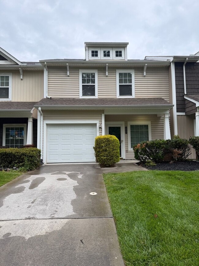 Building Photo - Knoxville Lovell Road Area 3 Bedroom 2.5 Bath with Garage Lawn Maintenance and Trash Pick up incl...