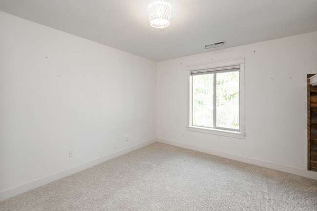 Building Photo - Sun Meadow Home 4 Bed + Bonus + Office + H...