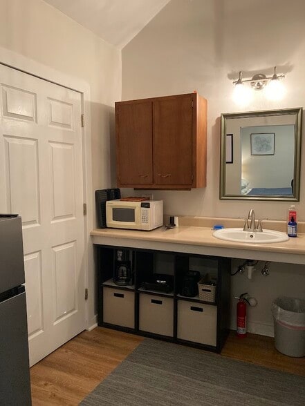 Building Photo - 1910 Donner St