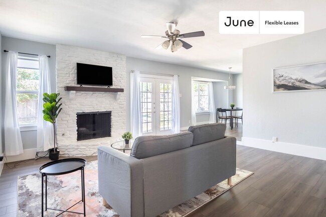 Building Photo - 10100 Oak Hollow Circle
