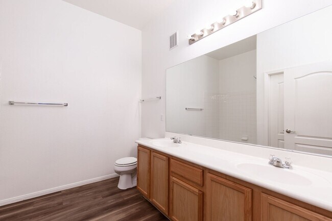 Building Photo - 1st floor two bedroom in upscale NW commun...