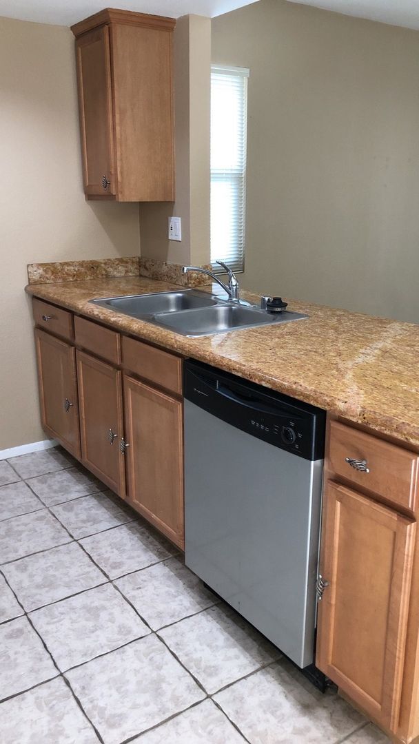 Building Photo - 2 Bed 1 Bath condo with garage- Gated Comm...