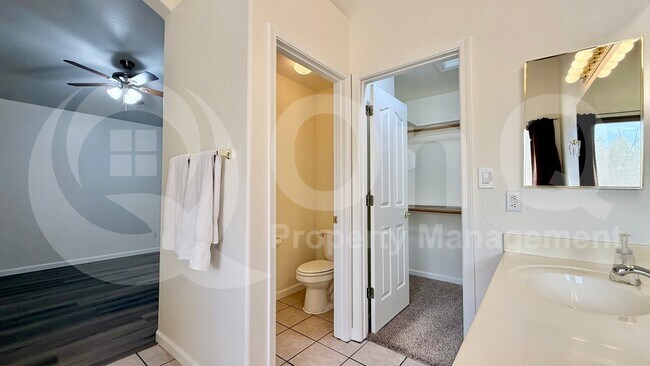 Building Photo - 417 E Cantebria Dr
