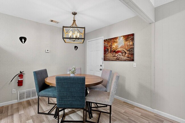 Building Photo - Updated 3 bedroom duplex near Greenbelt!