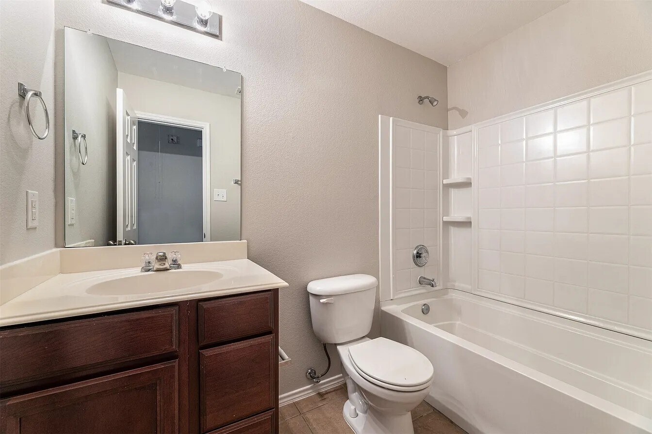 Building Photo - 9829 Fleetwood Dr