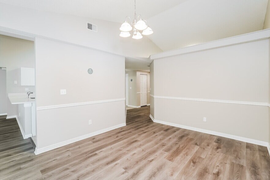 Building Photo - 1352 Foxboro Dr