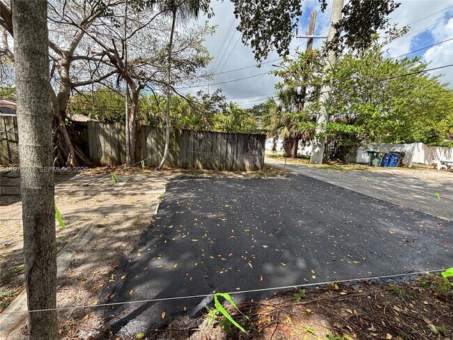 Building Photo - 825 NE 7th St