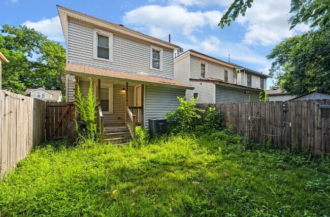Building Photo - 3 Bed 1.5 bath Updated House Fenced yard -Pets