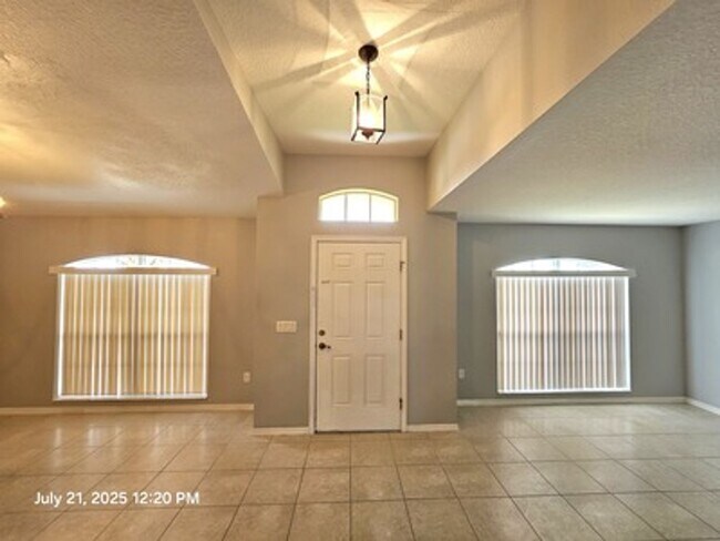 Building Photo - Welcome to your new home! This spacious 3-bedroom, 2-bathroom single-family home