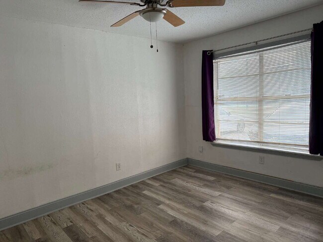 Building Photo - Gorgeous and Affordable 1 Bed/1 Bath, Clos...