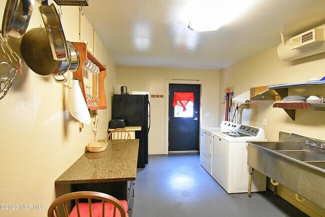 Building Photo - 1119 Queen St