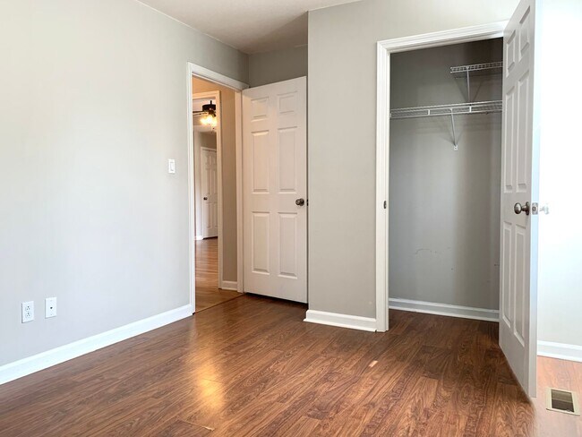 Building Photo - 212 Bradley Ct