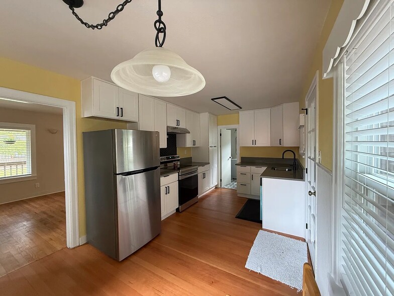 Building Photo - 7870 SW West Slope Dr