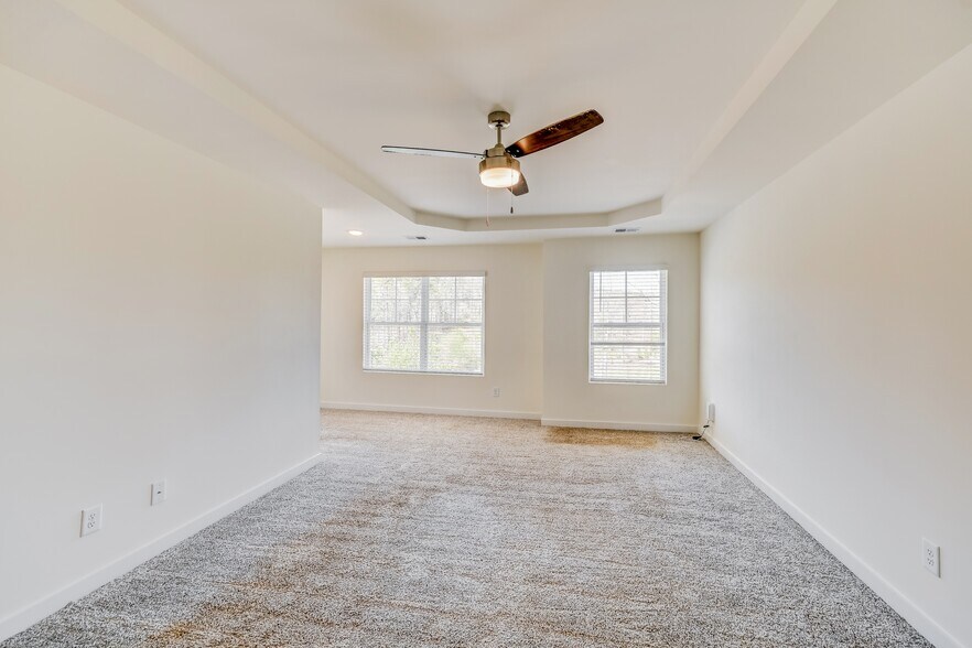 Building Photo - 8 Deer Creek Dr