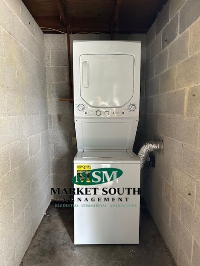 Building Photo - Savannah living with modern conveniences