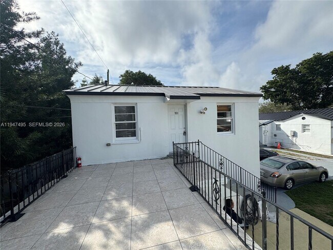 Building Photo - 921 N 17th Ct