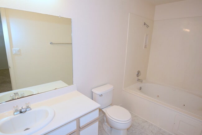 Building Photo - Great 3BR Home Near Cottonwood Mall!!