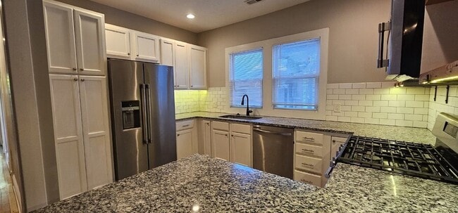 Building Photo - 1850 W 48th St