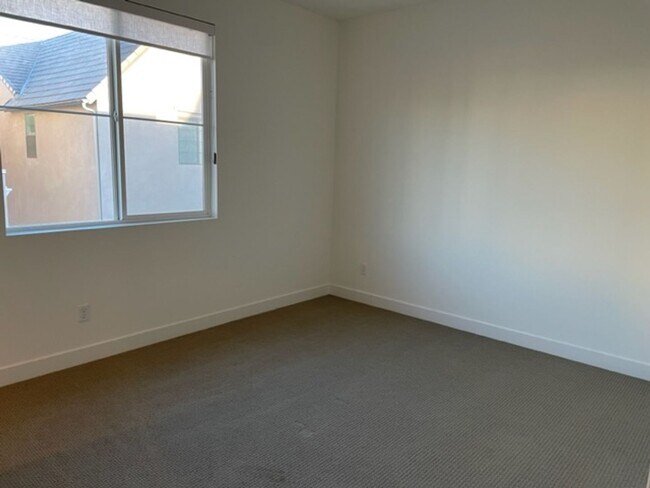Building Photo - Stunning 3 bedroom 3 bath home in the Grea...
