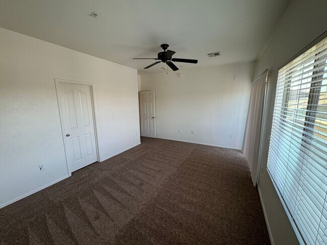 Building Photo - 4 Bedroom - 3.5 Bath Townhome in Gilbert