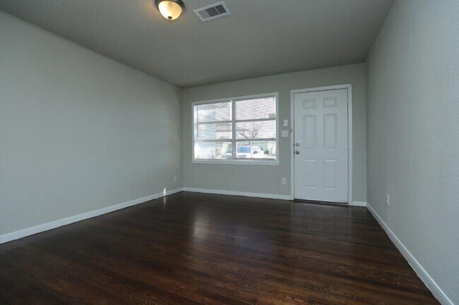 Building Photo - Charming 3 Bedroom Home in Central Houston!