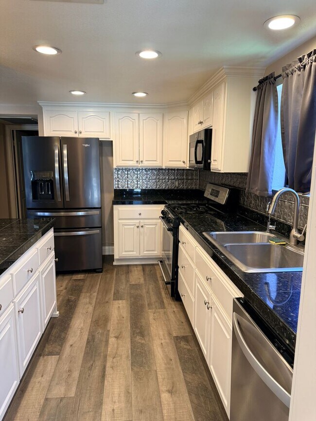 Building Photo - 4 Bedroom Pool House for rent in South Temecula