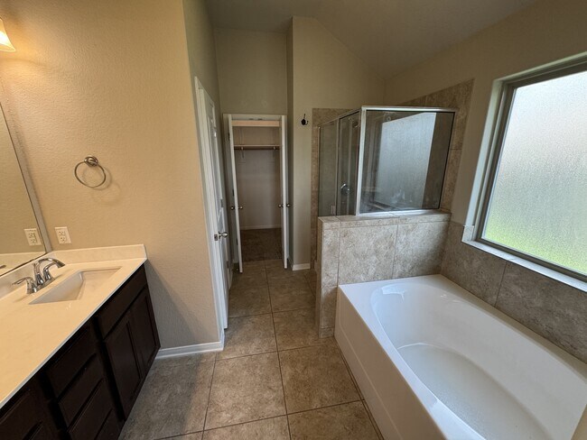 Building Photo - 5611 Markham Dr