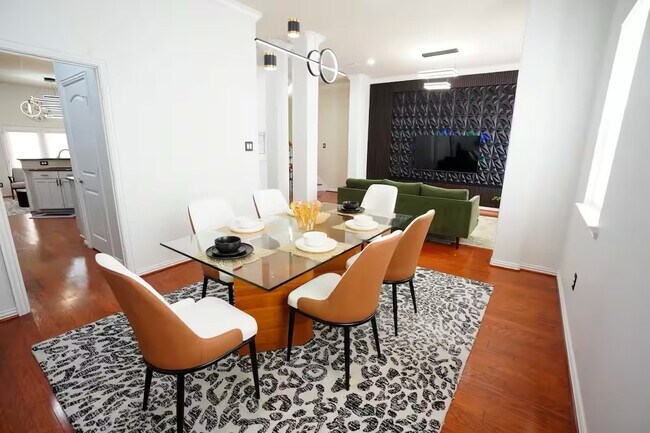 Building Photo - 5625 Dolores St