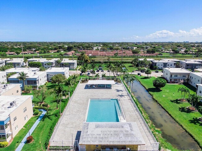Building Photo - 220 Seville Dr