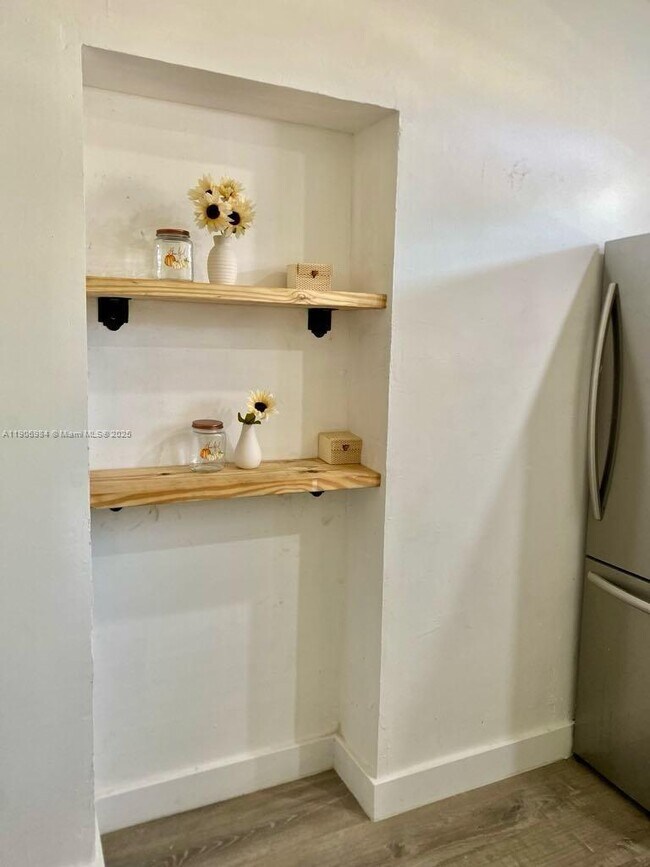 Building Photo - 413 NE 8th St