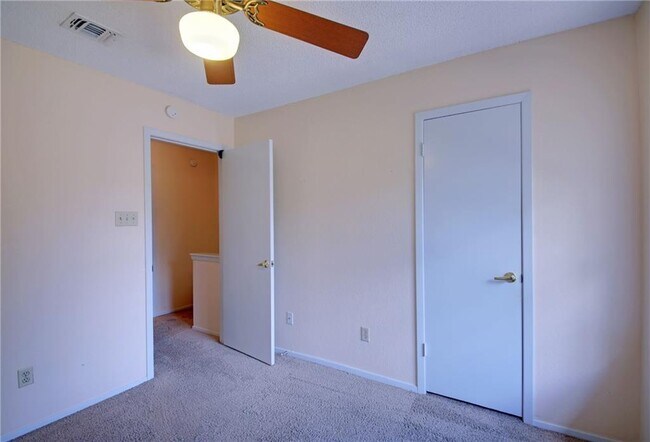 Building Photo - 1015 E Yager Ln