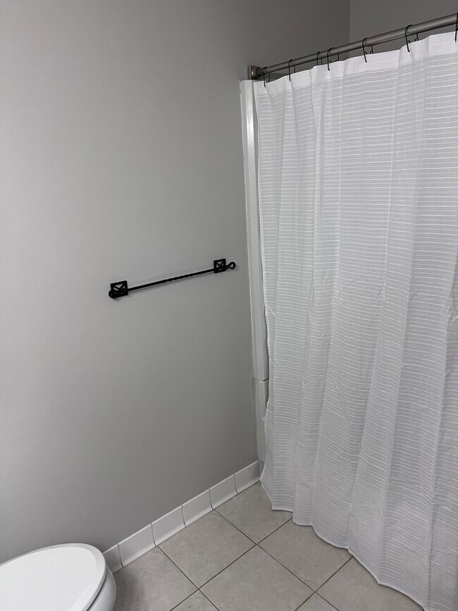 Upstairs full bath - 1274 Greenbriar Ct