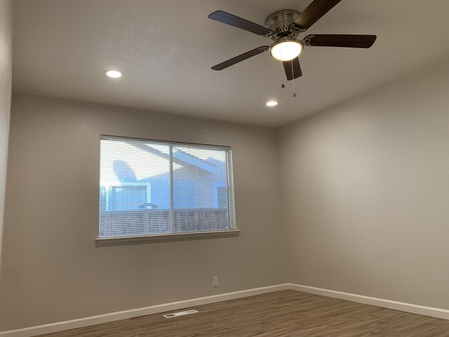 Primary bedroom - 871 Burbank Dr