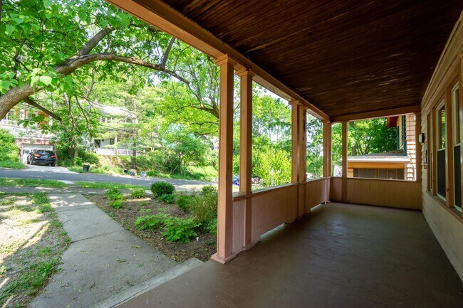 Building Photo - Spacious 4 Bedroom Apartment - 6/1/26
