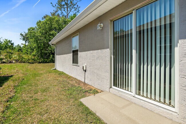 Building Photo - Spacious 3 Bedroom 2 Bath 1 Car Duplex in ...
