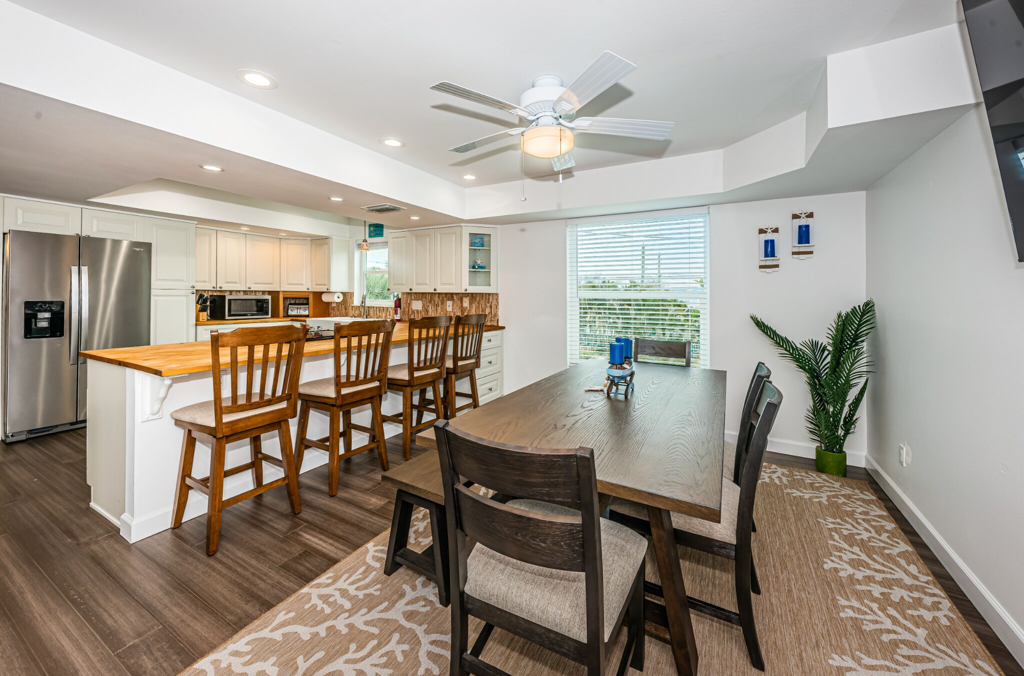 Dining & Entertainment Area - 8432 W Gulf Blvd
