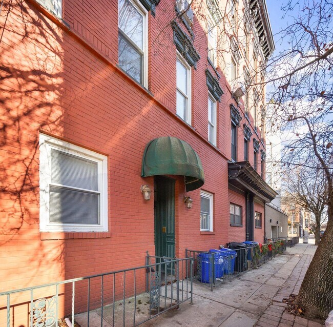 Building Photo - 606 1st St
